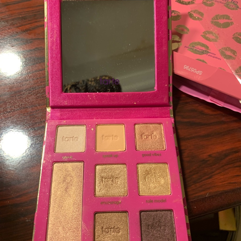 Tarte mini eyeshadow palette w/ cute travel bag
